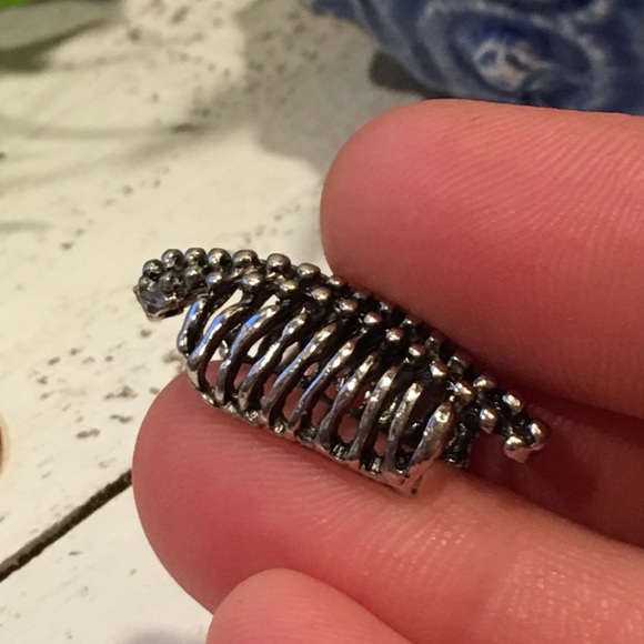 1X HP Rocker Spinal Chord Ear Cuff - Picture 5 of 8